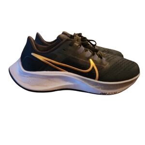 Nike Air Zoom Pegasus 38 Sz 6.5 Blk Metallic Gold Coin CW7358-004 Streetwear